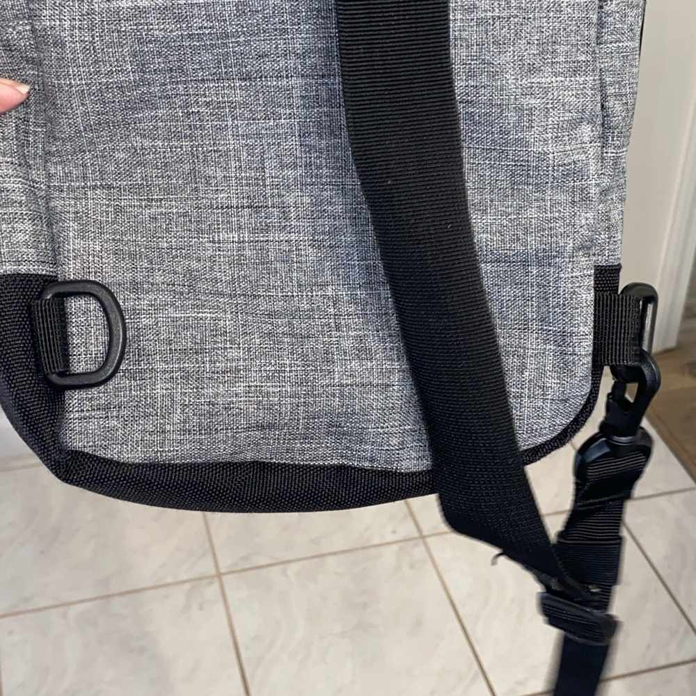 Herschel Supply Co. Gray Crossbody Sling Bag with Logo Patch Travel Chest Bag - Picture 10 of 10